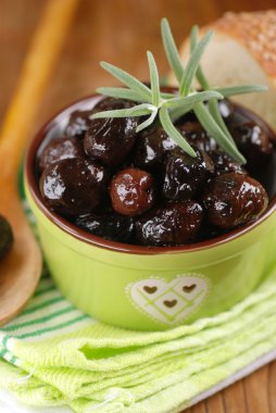 kabın içinde Siyah Zeytin