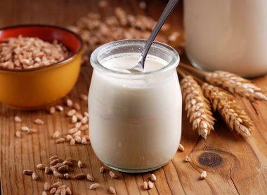 yoğurt Mısır gevreği ile