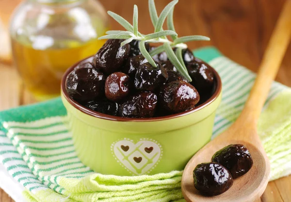 Aceitunas negras en el tazón — Foto de Stock