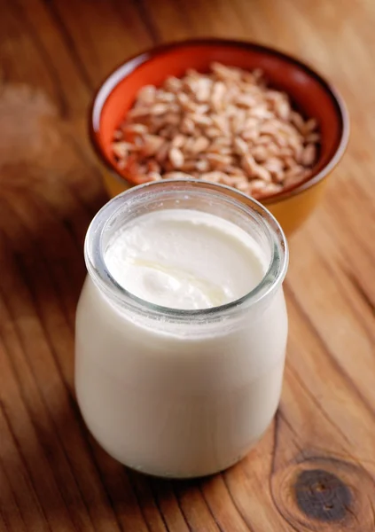 Yoghurt med flingor — Stockfoto