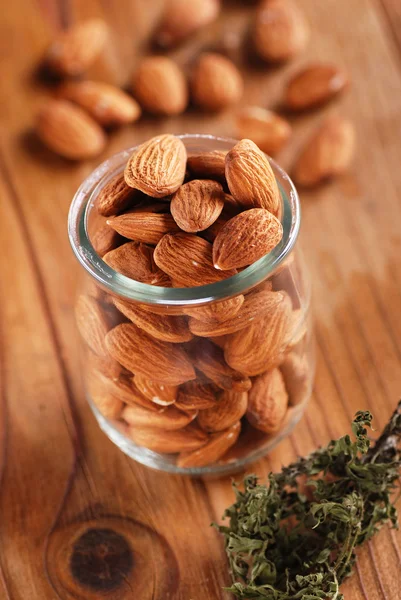 Almendras sin cáscara en el frasco — Foto de Stock