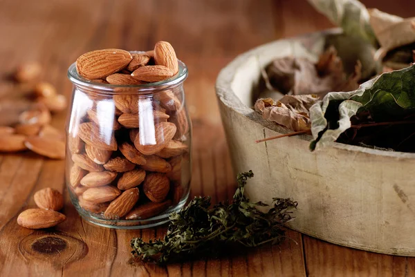 Almendras sin cáscara en el frasco — Foto de Stock