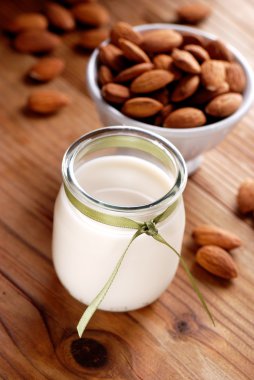 kavanozun içinde badem sütü