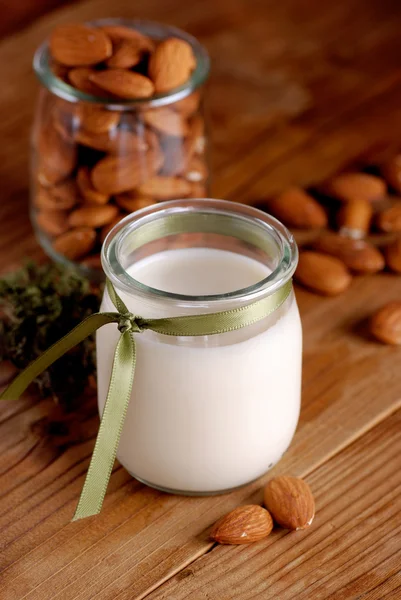 Leche de almendras en el frasco —  Fotos de Stock