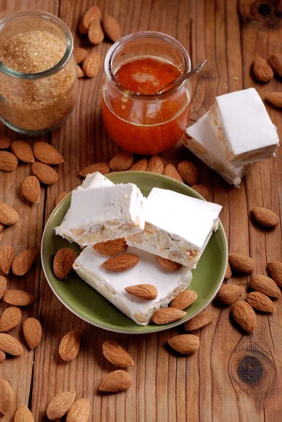 Almond nougat bitar — Stockfoto