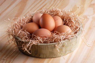 kabın içinde çiğ yumurta