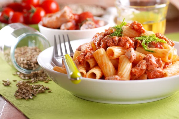 Pasta met saus van worst — Stockfoto