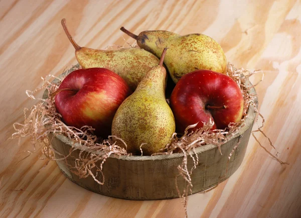 Peras y manzanas en el tazón —  Fotos de Stock