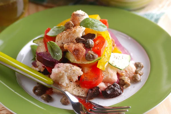 Salat mit verschiedenen Gemüsen — Stockfoto