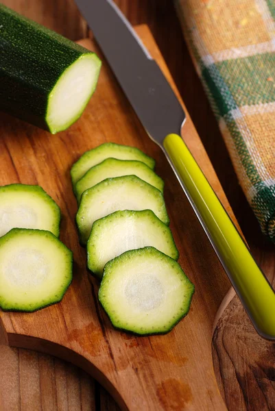 Zucchine affettate sul tagliere — Foto Stock