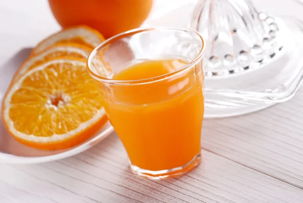 Apelsinjuice i glas — Stockfoto