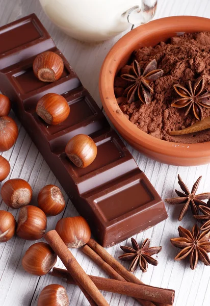 Choklad och hasselnötter — Stockfoto