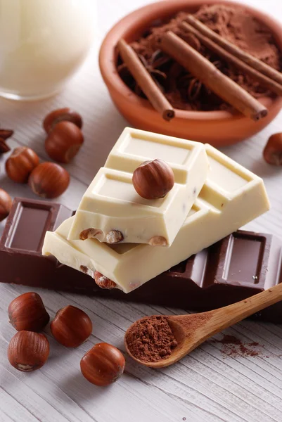 Chocolate e avelãs — Fotografia de Stock