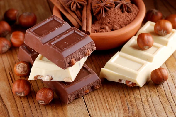 Chocolate and hazelnuts — Stock Photo, Image