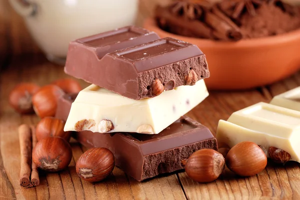 Chocolate and hazelnuts — Stock Photo, Image