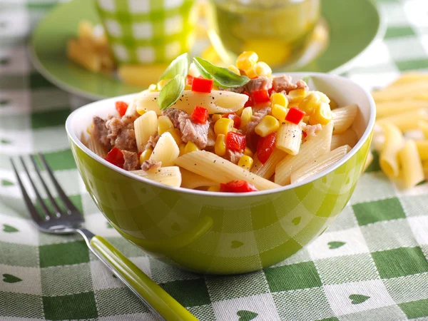 Salada de macarrão com atum e milho — Fotografia de Stock