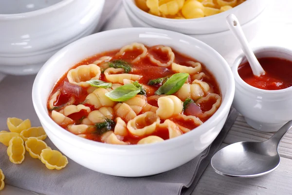 Sopa com massa e tomate — Fotografia de Stock