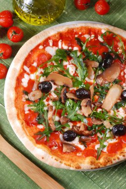 Roka ve mantar ile İtalyan pizza