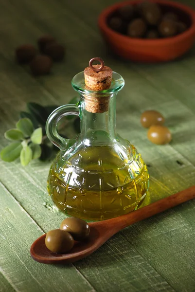 Aceite de oliva en botella de vidrio — Foto de Stock