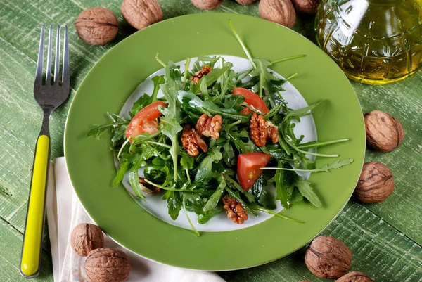 Salat aus Rucola und Walnüssen — Stockfoto