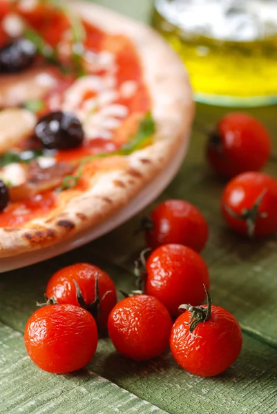 Pizza italiana com arugula e cogumelos — Fotografia de Stock