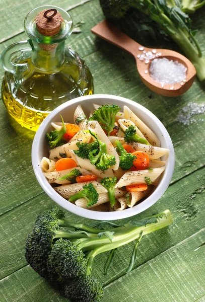 Pasta med broccoli i skålen — Stockfoto