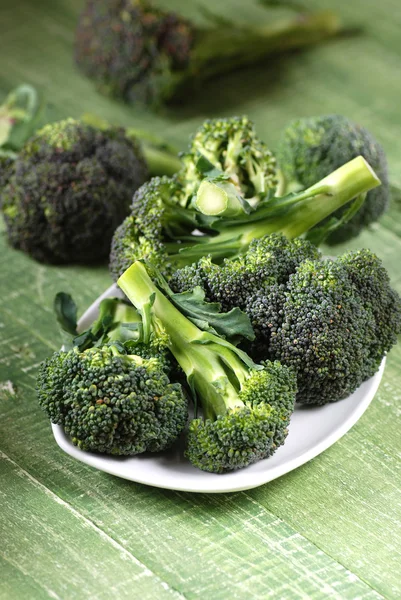 Broccoli op tafel — Stockfoto