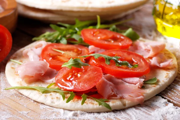 A piadina temperada - comida italiana tradicional — Fotografia de Stock