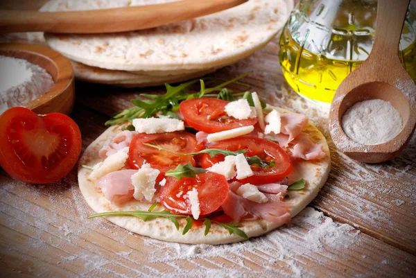 A piadina temperada - comida italiana tradicional — Fotografia de Stock