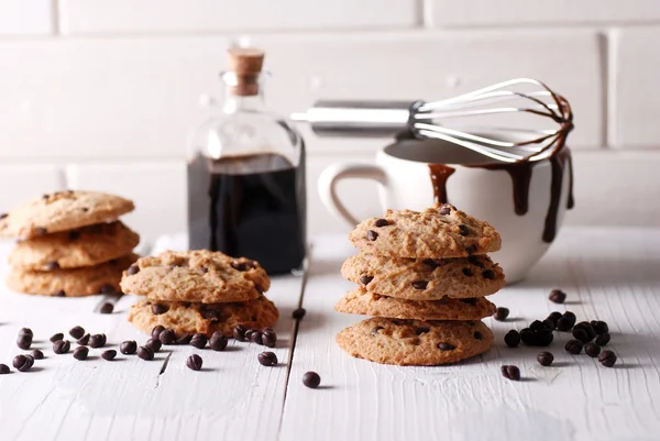 Galletas de chispas de chocolate en la mesa — Foto de Stock