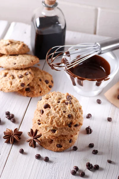Шоколадное печенье на столе — стоковое фото