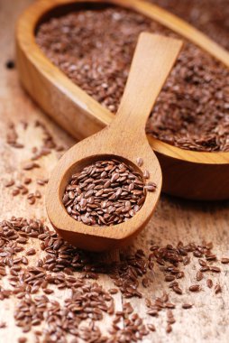 kaşık içinde keten tohumu