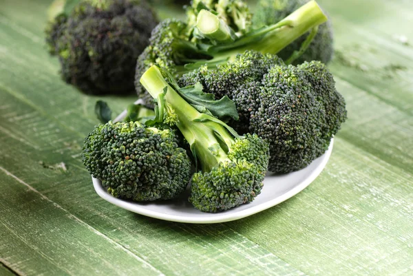 Broccoli op tafel — Stockfoto