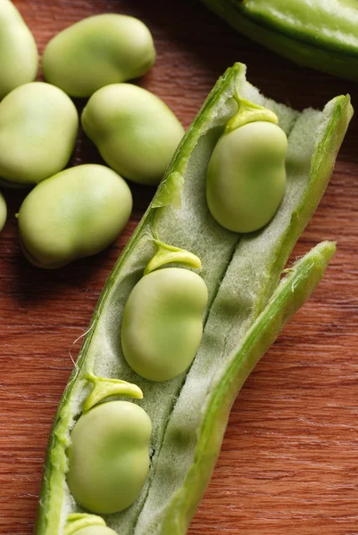 Verse tuinbonen in de keuken — Stockfoto