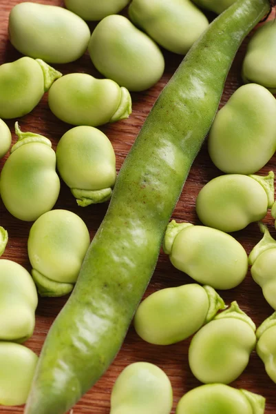 Verse tuinbonen in de keuken — Stockfoto