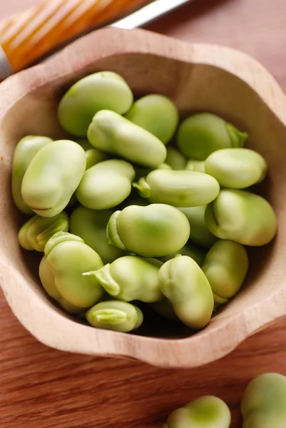 Frische Saubohnen in der Küche — Stockfoto