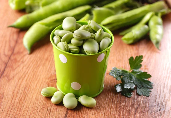 Verse tuinbonen in de keuken — Stockfoto