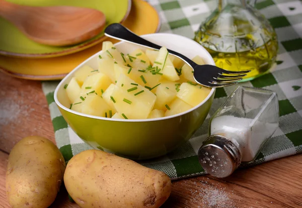 Картопляний салат в мисці — стокове фото