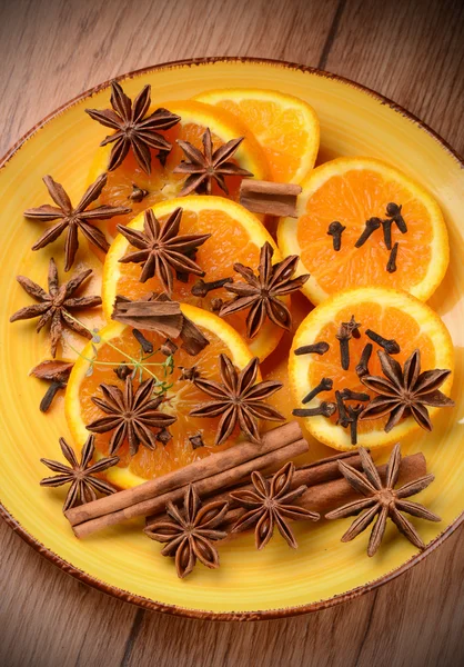 Rodajas de naranjas en el plato —  Fotos de Stock