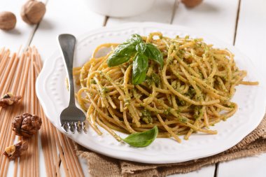Spagetti ceviz pesto ile