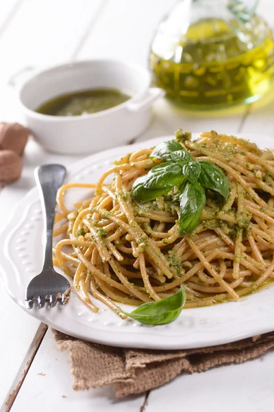 Spaghetti au pesto de noix — Photo