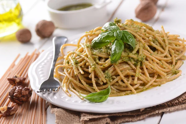 Spaghetti au pesto de noix — Photo