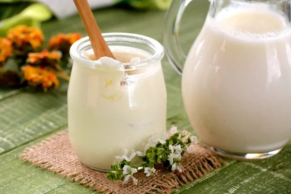 Iogurte branco em frasco de vidro — Fotografia de Stock