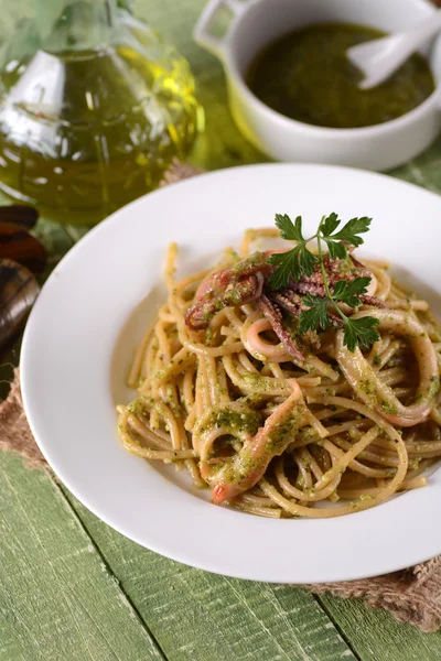 Spaghetti with squid — Stock Photo, Image