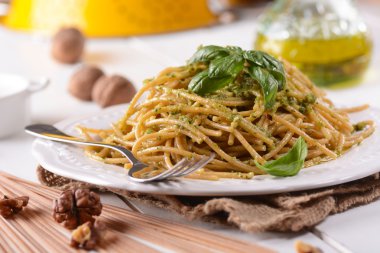 Spagetti ceviz pesto ile