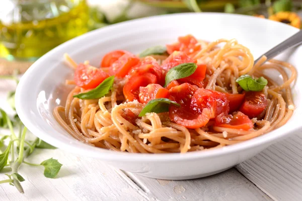 Spaghetti de blé entier à la tomate — Photo