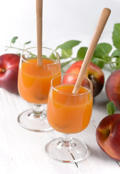 Pfirsichsaft im Glas — Stockfoto