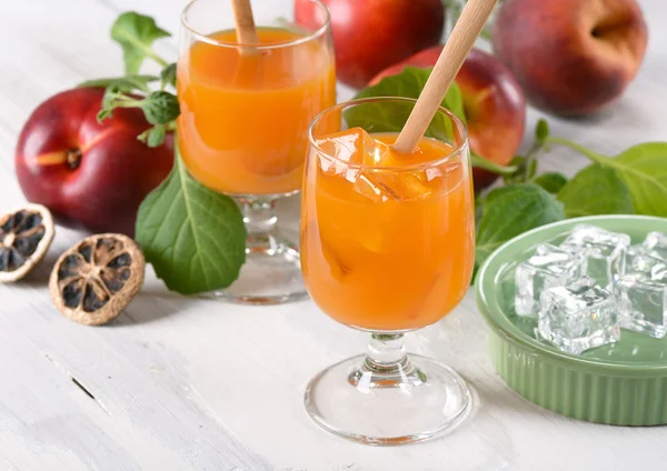 Персиковий коктейль у склянку — стокове фото