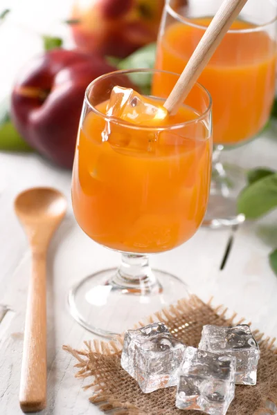 Peach cocktail into the glass — Stock Photo, Image