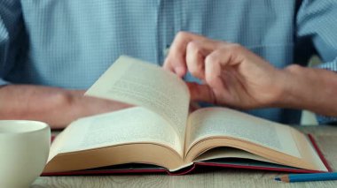 Masanın üzerindeki bir kitabı karıştırmak - yakın plan